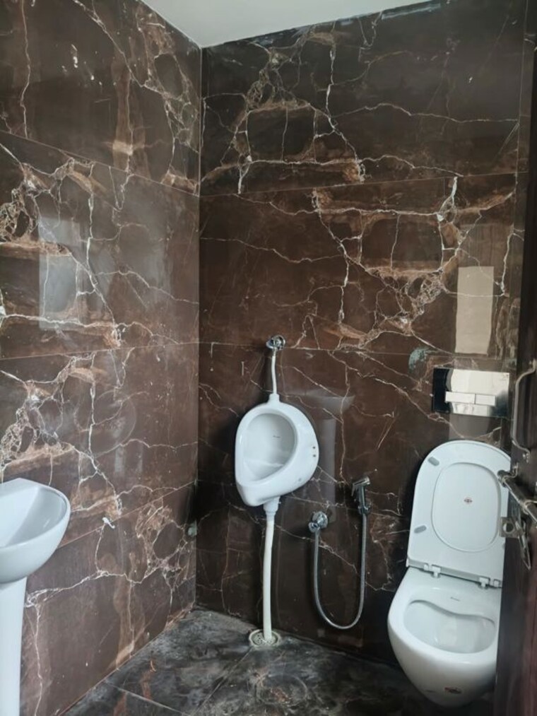 Bathroom, uzan bazar 3 Bedroom 5500 Sq.Ft. Penthouse In Uzan Bazar Guwahati 10557435
