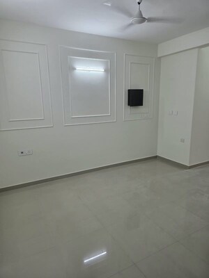 Room in 2 BHK Apartment at Golf Course Road – for Rent
