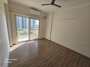 Room in 2.5 BHK Apartment at Pareena Micasa, Sector 68 – for Rent