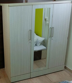 Furnished Amenities in 2 BHK Apartment at Andheri West – for Rent
