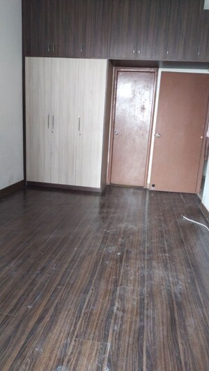 Room in 2.5 BHK Apartment at Mahagun Mywoods, Sector 16c Greater Noida – for Rent