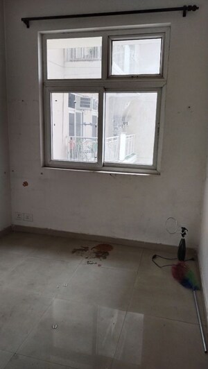 Room in 2.5 BHK Apartment at Mahagun Mywoods, Sector 16c Greater Noida – for Rent