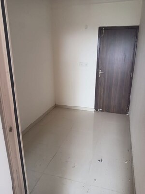 Room in 4 BHK Apartment at Ambika Florence Park, North Mullanpur – for Rent