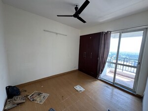 Room in 2 BHK Apartment at Jaypee Greens Kosmos, Sector 134 – for Rent