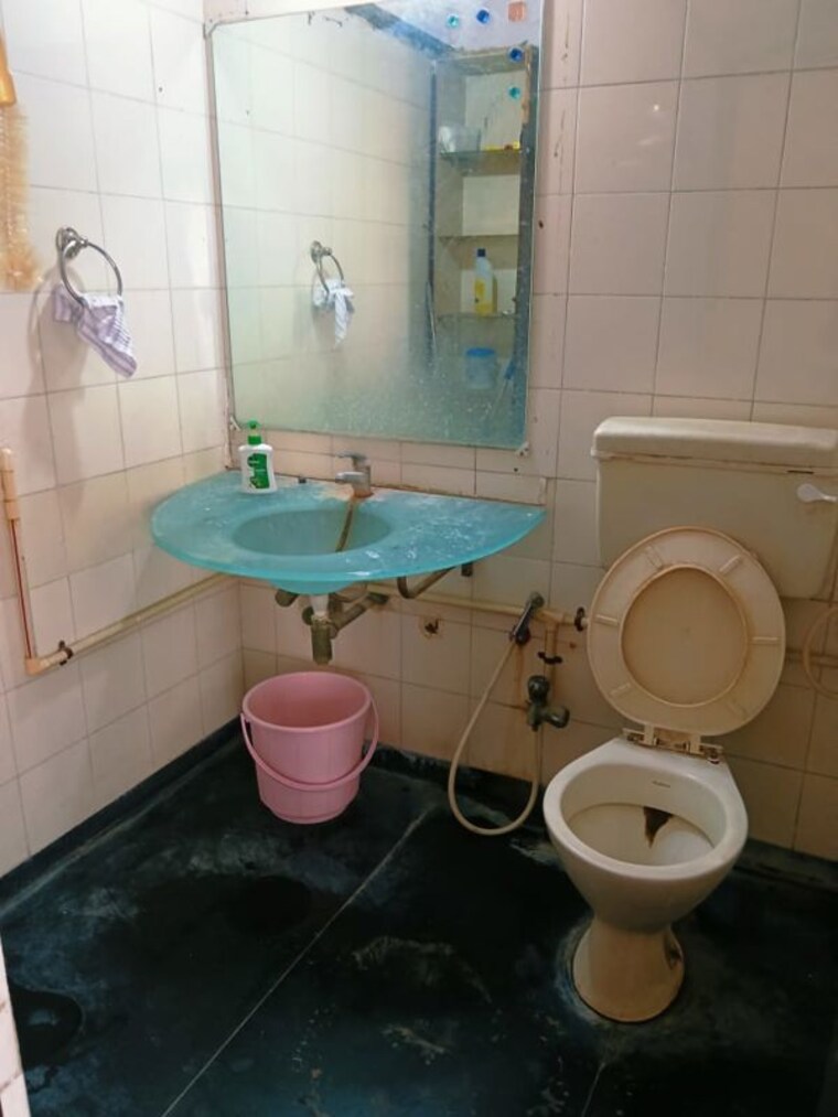 Bathroom, royal-palms-piccadilly-condos 1 RK 340 Sq.Ft. Apartment In Goregaon East Mumbai 10664841