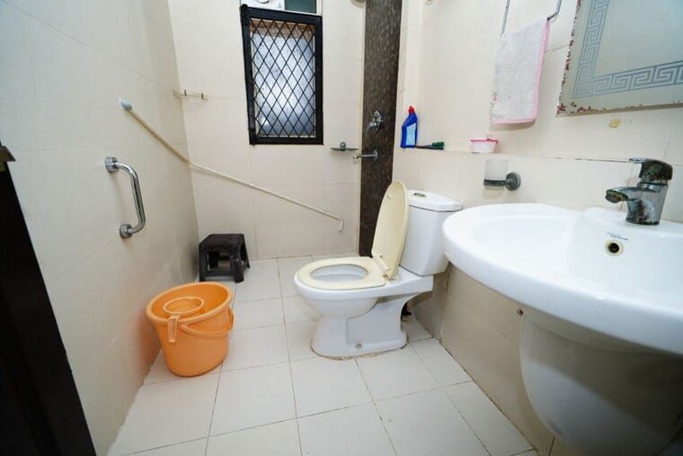 Bathroom, amrapali-sapphire 3 Bedroom 1640 Sq.Ft. Apartment In Sector 45 Noida 10664832