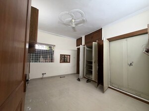 Room in 3 BHK Apartment at Vasant Kunj – for Rent