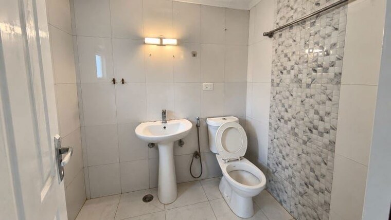Bathroom, supertech-cape-town 2 Bedroom 930 Sq.Ft. Apartment In Sector 74 Noida 10664891