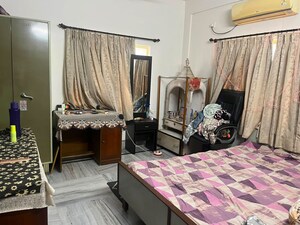 Bedroom in 2 BHK Builder Floor at Metropolitan – for Rent