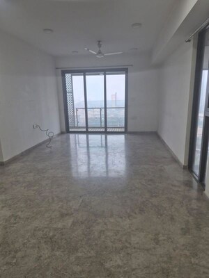 Room in 4 BHK Apartment at Indiabulls Blu, Worli – for Rent