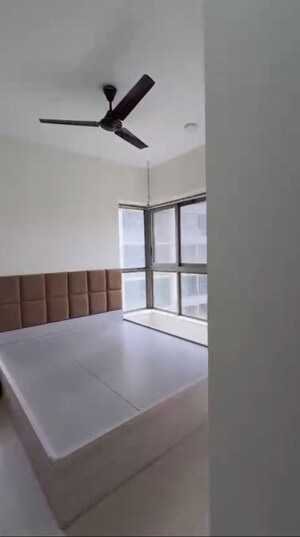 Room in 2 BHK Apartment at Kalpataru Paramount, Kapur Bawdi – for Rent