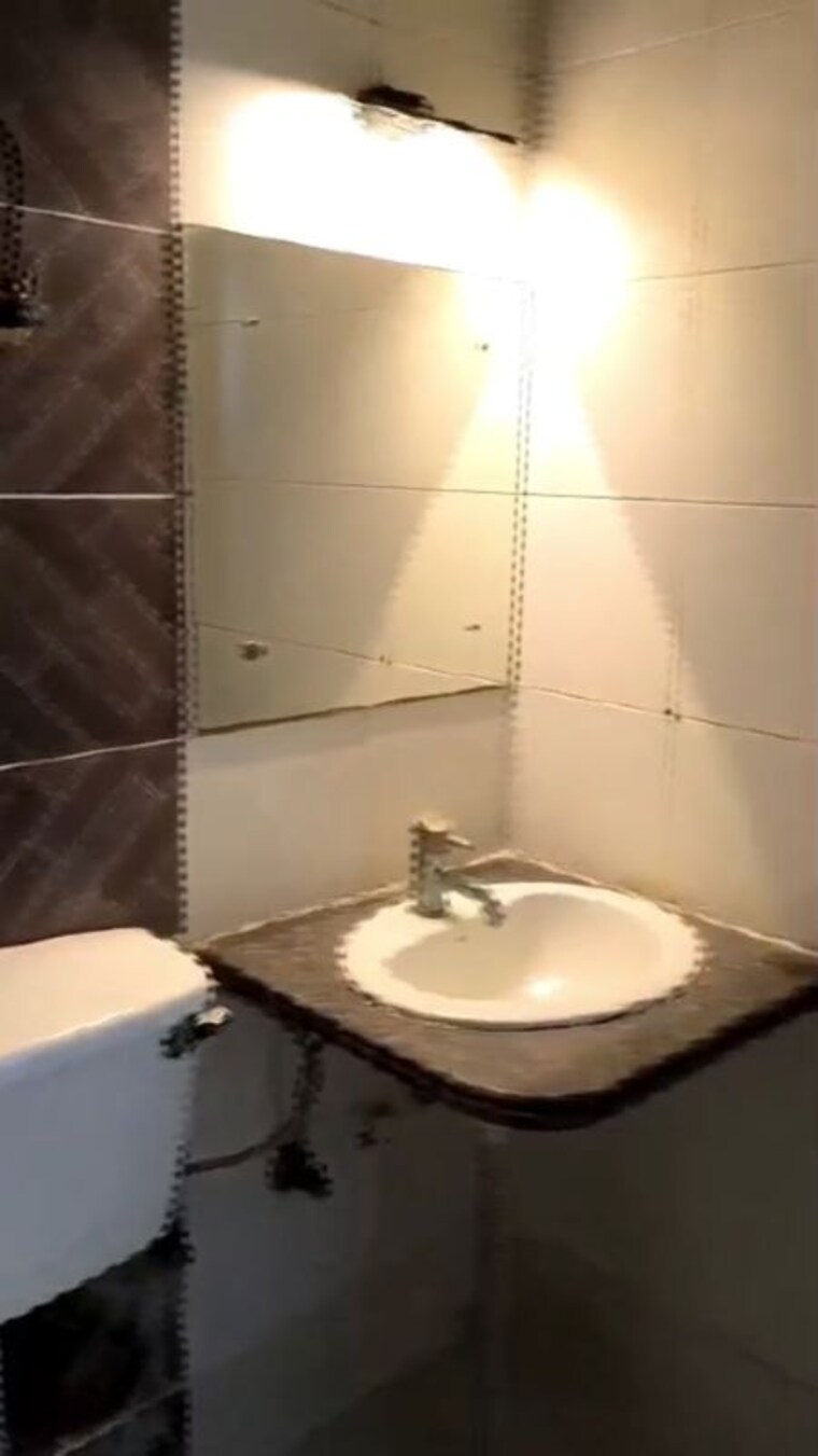 Bathroom, supertech-livingston 2 Bedroom 1000 Sq.Ft. Apartment In Sain Vihar Ghaziabad 10665084