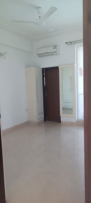 Room in 3.5 BHK Apartment at Puri Diplomatic Greens Phase I, Sector 111 – for Rent
