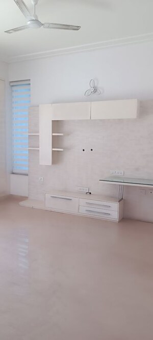 Room in 3.5 BHK Apartment at Puri Diplomatic Greens Phase I, Sector 111 – for Rent