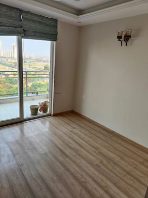 Room in 4 BHK Apartment at Sare Crescent Parc, Sector 92 – for Sale