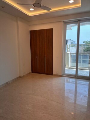 Room in 4 BHK Apartment at Sare Crescent Parc, Sector 92 – for Sale