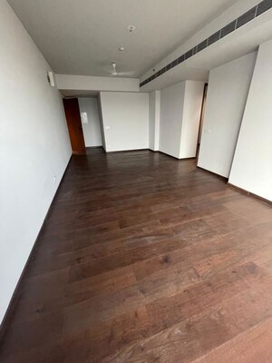 Room in 4 BHK Apartment at Sare Crescent Parc, Sector 92 – for Sale
