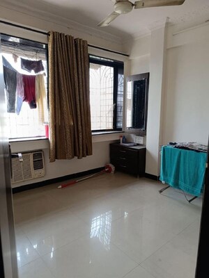 Bedroom in 1.5 BHK Apartment at Khar West – for Rent