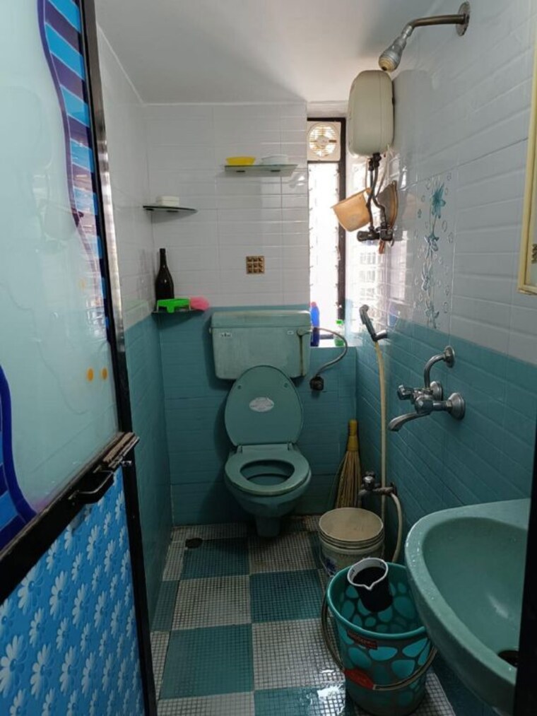 Washroom, khar west 1.5 Bedroom 600 Sq.Ft. Apartment In Khar West Mumbai 10665268