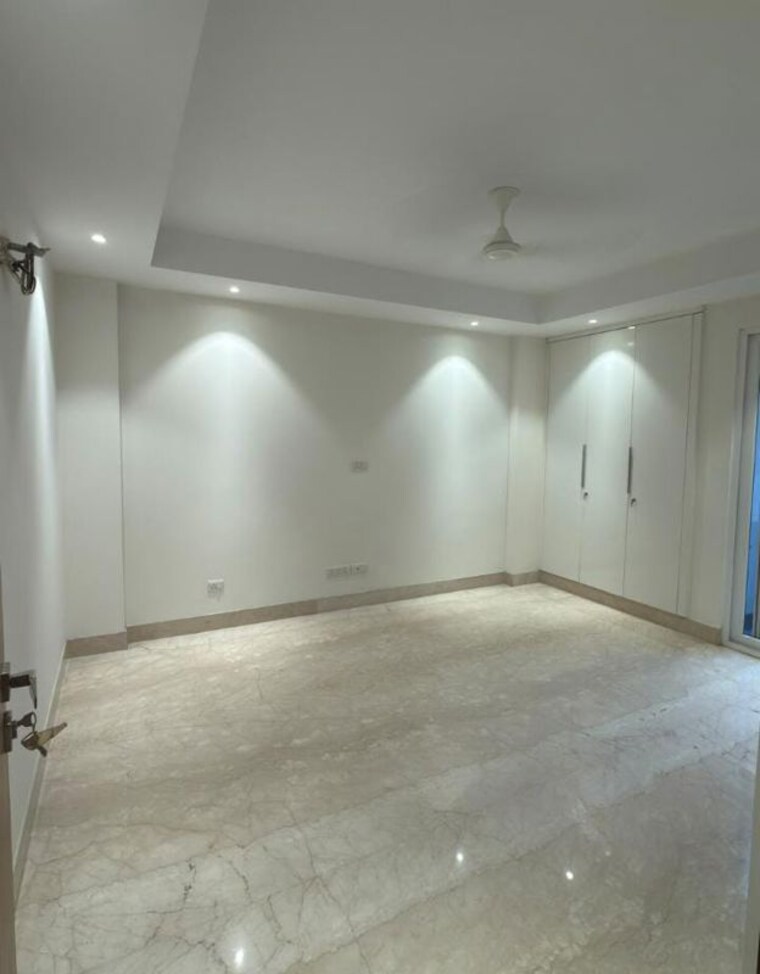 Room, greater kailash ii 4 Bedroom 300 Sq.Yd. Builder Floor In Greater Kailash ii Delhi 10665322