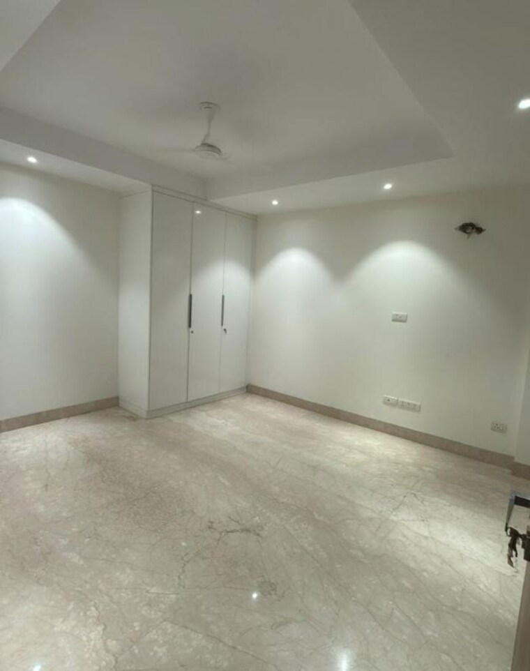 Room, greater kailash ii 4 Bedroom 300 Sq.Yd. Builder Floor In Greater Kailash ii Delhi 10665322