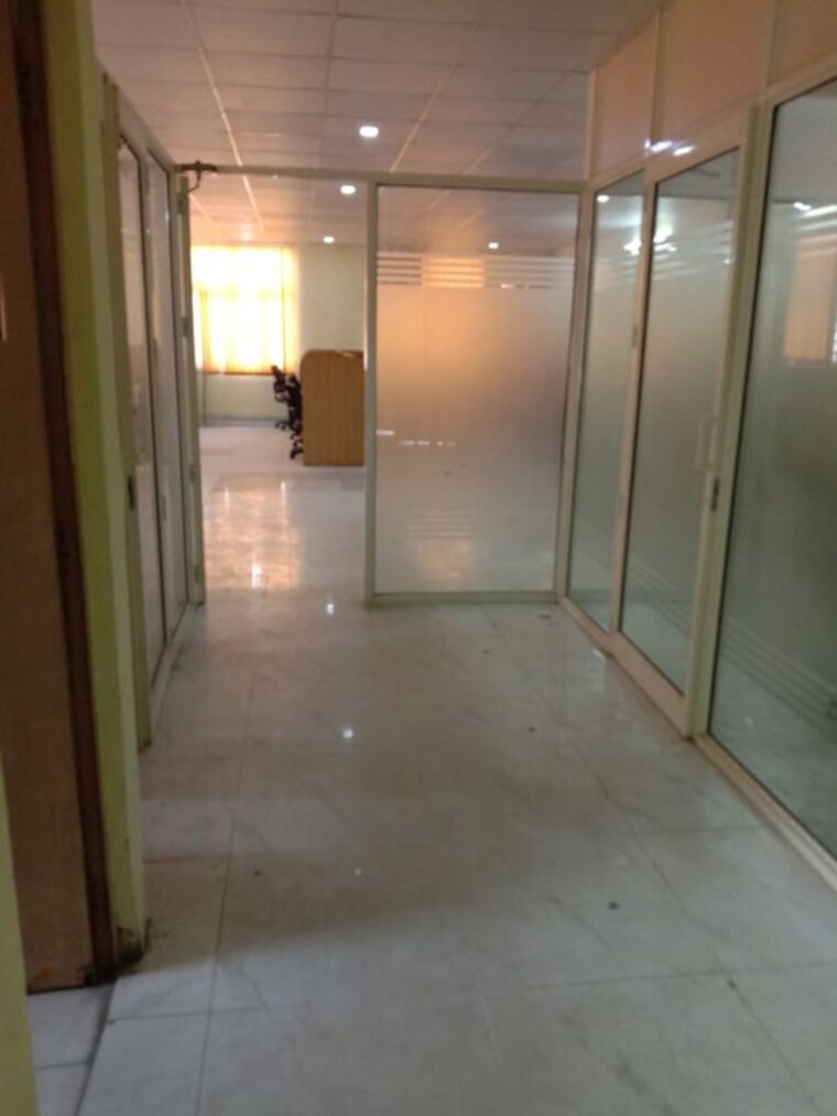 Room, sector 63a Commercial Warehouse 2750 Sq.Ft. In Sector 63a Noida 10665280