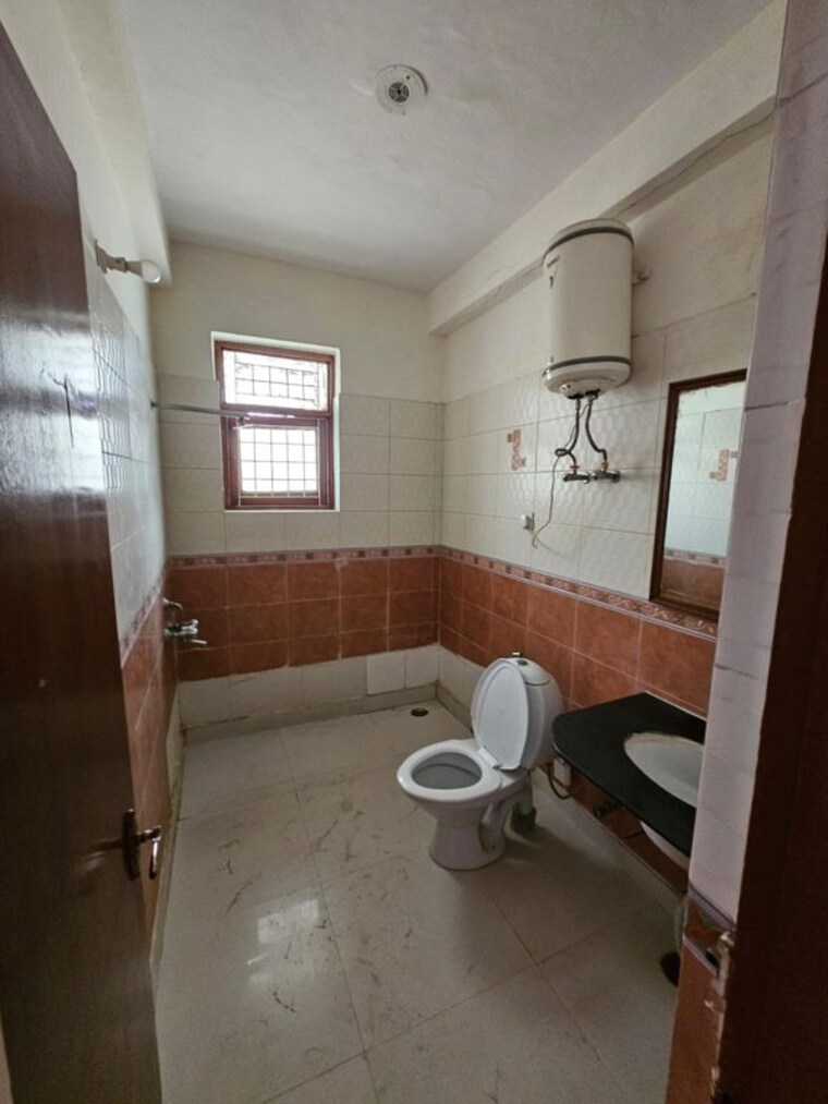 Bathroom, ss-the-palladians 3 Bedroom 1550 Sq.Ft. Apartment In Sector 47 Gurgaon 10665383