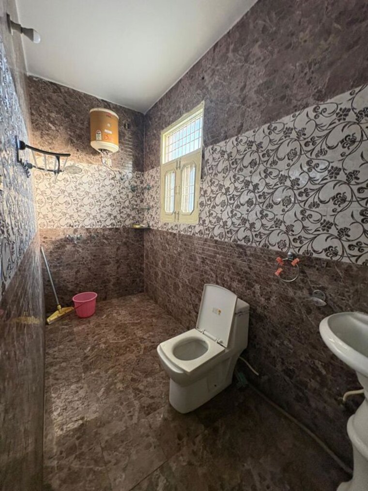 Bathroom, sector 48 2 Bedroom 1200 Sq.Ft. Independent House In Sector 48 Chandigarh 10665425