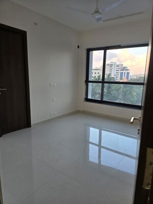 Room in 4 BHK Apartment at Kalpataru Magnus, Bandra East – for Rent