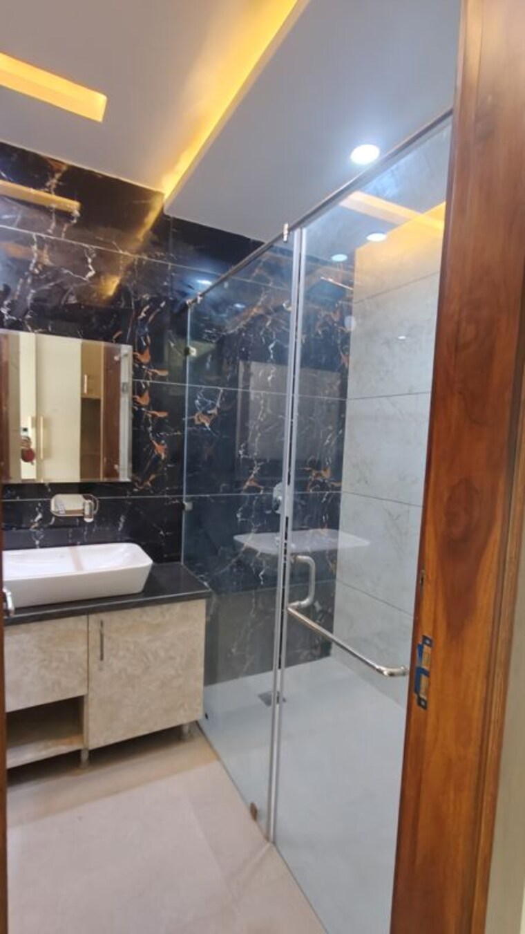 Bathroom, bptp-district-3 3 Bedroom 180 Sq.Yd. Builder Floor In Sector 85 Faridabad 10427853