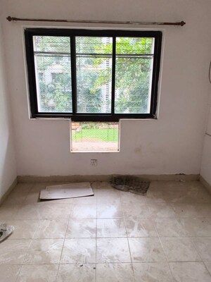 Room in 1 BHK Apartment at Lokhandwala – for Rent