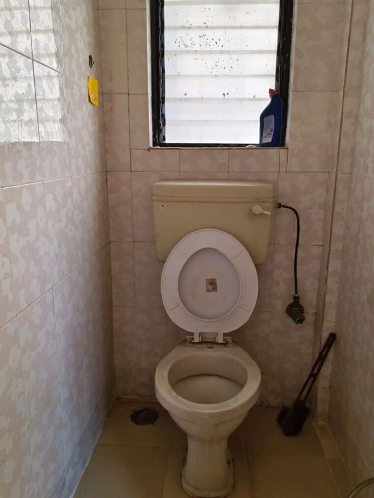 Bathroom, lokhandwala 1 Bedroom 525 Sq.Ft. Apartment In Lokhandwala Mumbai 10665615
