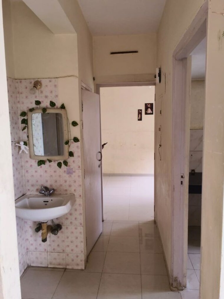 Bathroom, lokhandwala 1 Bedroom 525 Sq.Ft. Apartment In Lokhandwala Mumbai 10665615