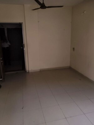 Room in 1 BHK Apartment at Lokhandwala – for Rent