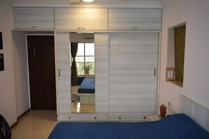 Room in 2 BHK Apartment at Bandra West – for Rent