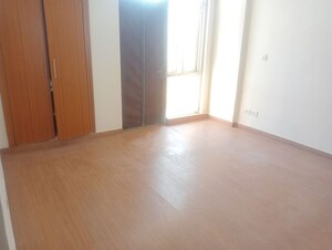 Room in 3 BHK Apartment at Parsvnath Green Ville, Sector 48 – for Rent