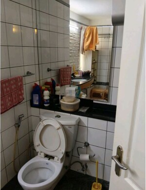 Bathroom in 4 BHK Apartment at Central Park I, Sector 42 – for Rent