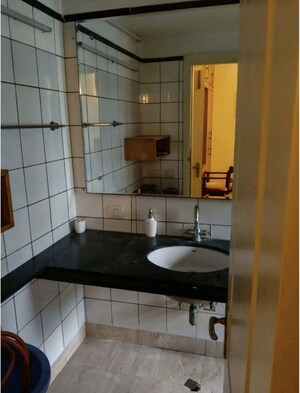 Bathroom in 4 BHK Apartment at Central Park I, Sector 42 – for Rent