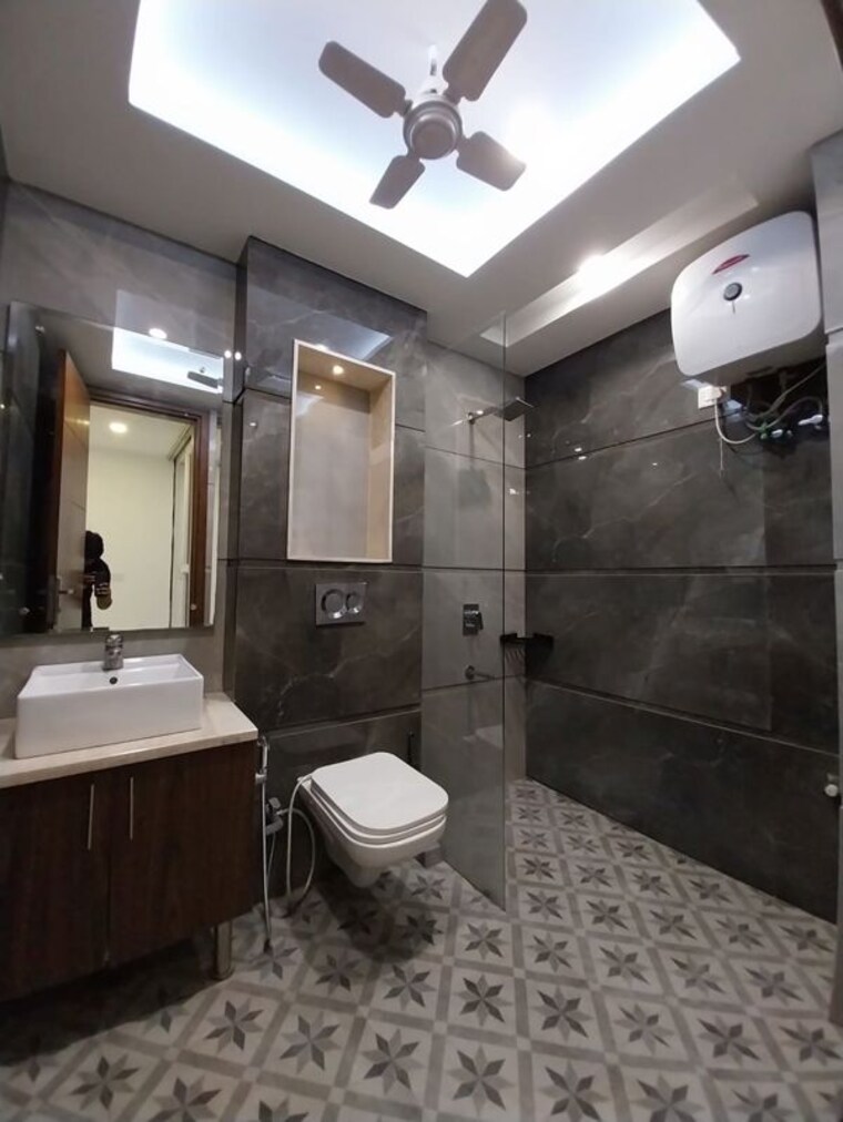 Bathroom, dlf-atria 4 Bedroom 3600 Sq.Ft. Builder Floor In Dlf Phase ii Gurgaon 10665788