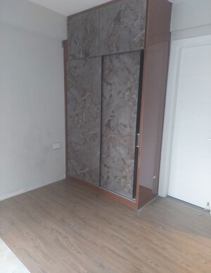 Room in 3 BHK Apartment at Signature Global City 63A, Sector 63a – for Rent