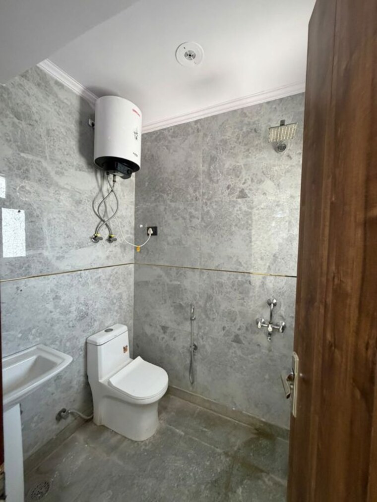 Bathroom, chattarpur 3 Bedroom 1300 Sq.Ft. Builder Floor In Chattarpur Delhi 10665897