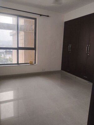 Room in 3 BHK Apartment at Unitech Uniworld Gardens 2, Sector 47 – for Rent