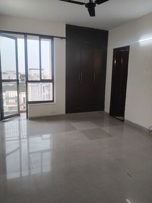 Room in 3 BHK Apartment at Unitech Uniworld Gardens 2, Sector 47 – for Rent