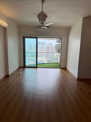 Room in 3 BHK Apartment at Cosmopolis Tower, Andheri West – for Rent