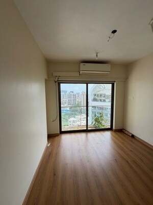 Room in 3 BHK Apartment at Cosmopolis Tower, Andheri West – for Rent