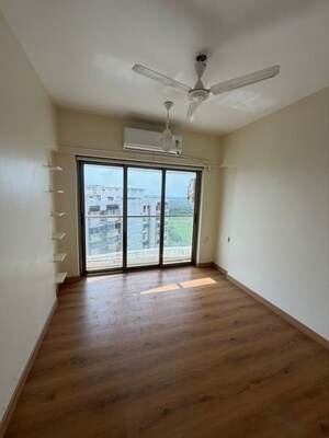Room in 3 BHK Apartment at Cosmopolis Tower, Andheri West – for Rent