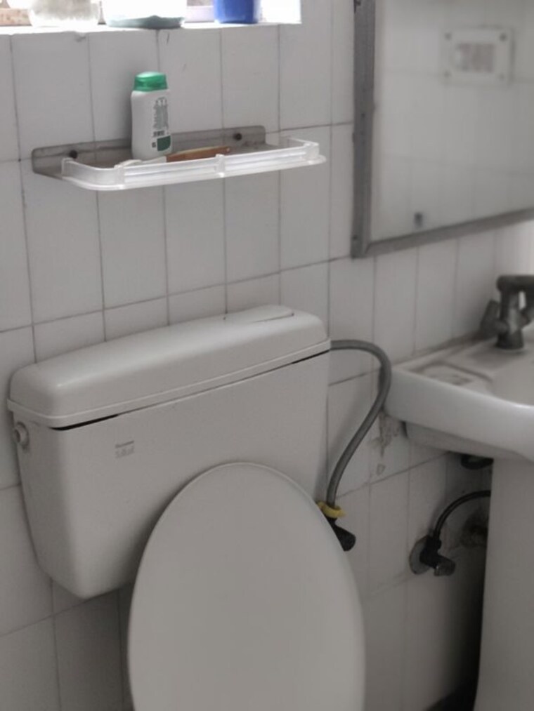 Bathroom, eros-sterling-apartments 2 Bedroom 950 Sq.Ft. Apartment In Charmwood Village Faridabad 10666009
