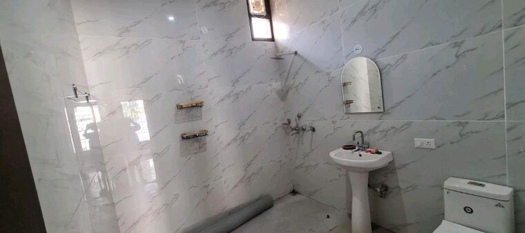 Bathroom, chandigarh airport 3 Bedroom 1950 Sq.Ft. Apartment In Chandigarh Airport Chandigarh 10666095