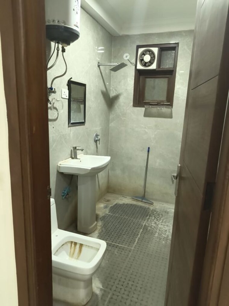 Bathroom, chattarpur 3 Bedroom 1300 Sq.Ft. Builder Floor In Chattarpur Delhi 10666136