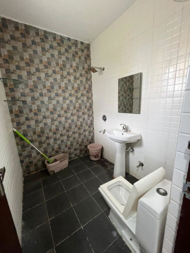 Bathroom, chattarpur 2 Bedroom 850 Sq.Ft. Builder Floor In Chattarpur Delhi 10666342